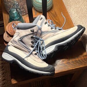 L.L. Bean insulated Women's Winter Boots in Cream and Black